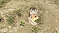 छोटे बच्चों की मौत के बाद हो रही उनके शवों की दुर्गति, गांव के लोगों ने सरकार से लगाई ये गुहार