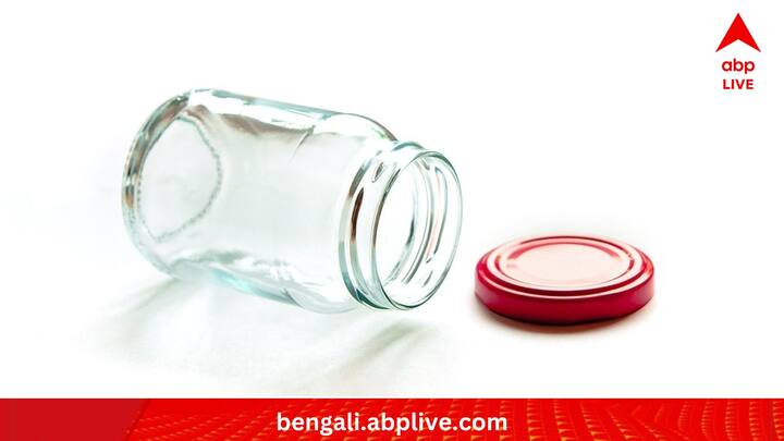 যে বোতলে দুধ রাখছেন, তা যেন অতি অবশ্যই 'এয়ার টাইট কন্টেনার' নয়। এসব ক্ষেত্রে কাচ বা ধাতব পাত্র সবথেকে ভাল। তার উপর শক্ত 'লিড' দেওয়া থাকলে সবথেকে ভাল। (ছবি:PIXABAY)