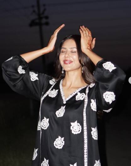 ਅਦਾਕਾਰਾ ਨੇ ਤਸਵੀਰਾਂ ਨੂੰ ਇੰਸਟਾਗ੍ਰਾਮ ਉੱਪਰ ਸ਼ੇਅਰ ਕਰ ਬੈਕਗ੍ਰਾਊਂਡ ਵਿੱਚ ਖੂਬਸੂਰਤ ਗੀਤ ਲਗਾਇਆ ਹੈ। ਸੋਨਮ ਦੀਆਂ ਅਦਾਵਾਂ ਉੱਪਰ ਫੈਨਜ਼ ਵੀ ਆਪਣਾ ਦਿਲ ਹਾਰ ਬੈਠੇ ਹਨ।