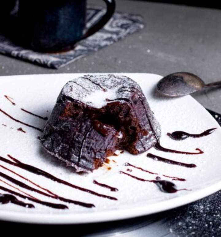 लावा केक-  चॉको लावा केक को गर्मागर्म खाने में आनंद आता है और इसमें डार्क चॉकलेट मिक्स करने से इसका स्वाद दोगुना हो जाता है. इसमें वेनिला आइसक्रीम मिलाने से इसका स्वाद और भी अनूठा बन जाता है!