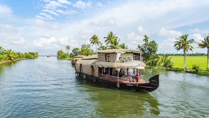 கேரளாவின் அழகான கிராமம் ஆழப்புழா. மனதை மயக்கக் கூடிய கிராம வாழ்க்கை,படகு வீட்டில் தங்குதல்,கால்வாயில் பயணம் செய்தல் போன்றவை சுற்றுலா பயணிகளை மெய்சிலிர்க்க வைக்கும்.
