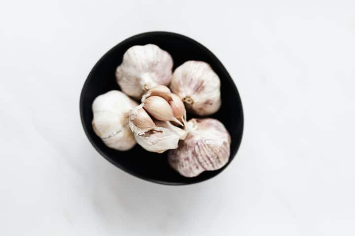 Beneficial for heart health: Garlic helps in reducing blood pressure and cholesterol levels, which plays an important role in reducing the risk of heart disease.