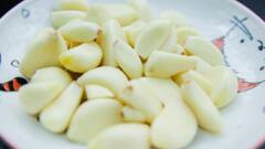 Garlic Benefits : कर्करोग आणि मधुमेह वर नियंत्रण मिळवते 'लसूण'!