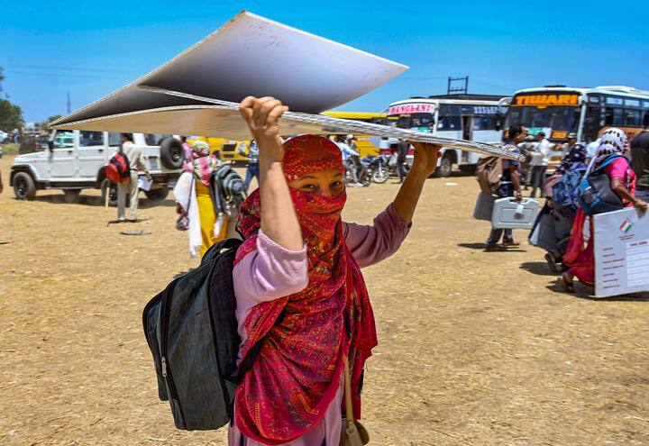 আবহাওয়া দফতরের বড় ঘোষণা। আজ ও কাল ৬ জেলায় তাপপ্রবাহের সতর্কতা জারি করল আবহাওয়া দফতর। সব সরকারি হাসপাতালে হিট স্ট্রোকে আক্রান্তদের জন্য ২ করে বেড বরাদ্দ রাখার নির্দেশ দেওয়া হল।