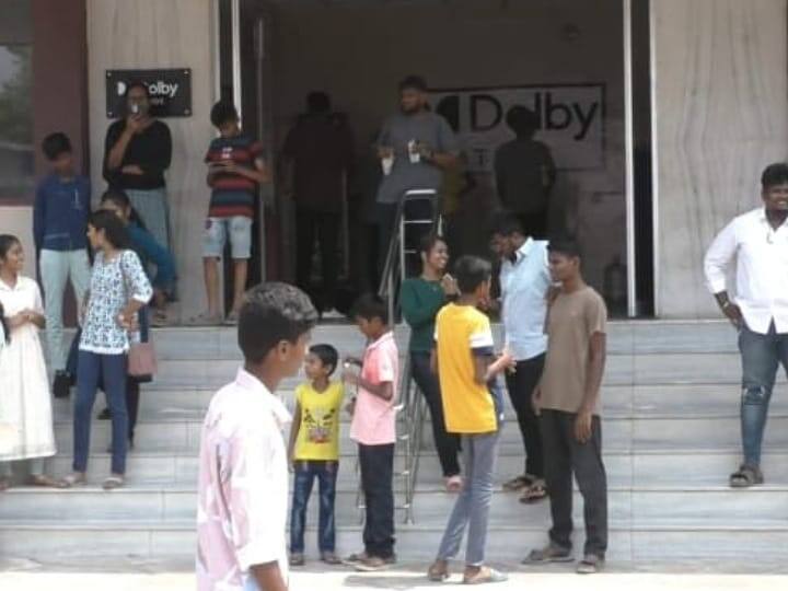 Ghilli re-release Actor Vijay 2 screens in Karur Fans Celebrated - TNN Ghilli re-release: ரீ-ரிலீஸான கில்லி - கரூரில் விஜய் ரசிகர்கள் உற்சாக கொண்டாட்டம்