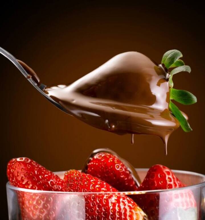 फॉन्ड्यू- डिनर पार्टियों के लिए आदर्श, डार्क चॉकलेट फोंड्यू एक स्वादिष्ट मिठाई है. मज़ेदार और स्वादिष्ट व्यंजन के लिए बस डार्क चॉकलेट को पिघलाएँ और उसमें फल, कुकीज़ आदि को डुबोएं और आनंद लें.