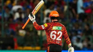 DC vs SRH: ट्रेविस हेड ने दिल्ली के गेंदबाजों की उड़ाई धज्जियां, सिर्फ 16 गेंद में जड़ दिया अर्धशतक