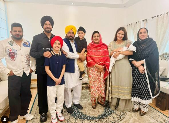 ਕਲਾਕਾਰ ਦੀਆਂ ਤਸਵੀਰਾਂ ਉੱਪਰ ਪ੍ਰਸ਼ੰਸਕਾਂ ਵੱਲੋਂ ਲਗਾਤਾਰ ਕਮੈਂਟ ਕੀਤੇ ਜਾ ਰਹੇ ਹਨ। ਇੱਕ ਯੂਜ਼ਰ ਨੇ ਕਮੈਂਟ ਕਰ ਲਿਖਿਆ, ਬਾਈ ਇਹਨੂੰ ਸਿੱਧੂ ਮੂਸੇਵਾਲਾ ਦਾ ਇਨਸਾਫ ਦੀ ਗੱਲ ਵੀ ਲੈਦਾ ਲੱਗਦੇ ਹੱਥ... ਇਸ ਤੋਂ ਇਲਾਵਾ ਇੱਕ ਹੋਰ ਯੂਜ਼ਰ ਨੇ ਲਿਖਦੇ ਹੋਏ ਕਿਹਾ ਸੀ ਐਮ ਮਾਨ ਰੌਕਸਟਾਰ ਦੇ ਨਾਲ, ਇਸਦੇ ਨਾਲ ਹੀ ਇੱਕ ਹੋਰ ਪ੍ਰਸ਼ੰਸਕ ਨੇ ਕਮੈਂਟ ਕਰ ਕਿਹਾ ਮੂਸੇਵਾਲਾ ਦੇ ਭਰਾ ਨੂੰ ਕਦੋਂ ਜਾਣਾ ਮਿਲਣ ਕੇ ਬਾਈਕਾਟ ਕਰਤਾ ਉਸਦਾ, ਵੈਸੇ ਤੇ ਮੈਂ ਤੁਹਾਡਾ ਬਹੁਤ ਵੱਡਾ ਫੈਨ ਆ, ਪਰ ਆ ਤਸਵੀਰ ਦੇਖਣ ਤੋਂ ਬਾਅਦ ਮੈਨੂੰ ਸ਼ੱਕ ਪੈ ਰਿਹਾ ਕਿ ਤੁਸੀ ਮੂਸੇਵਾਲਾ ਨਾਲ ਗੱਦਾਰੀ ਕਰ ਰਹੇ ਓ....