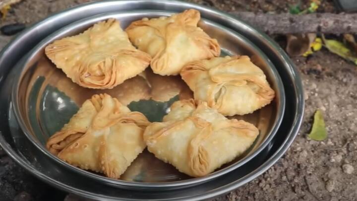 இப்போது வெட்டிய ஒரு சப்பாத்தி துண்டின் மீது சிறிது கலவை மற்றும் பாதி முட்டை வைத்து பப்ஸ் போல் மடித்து ஒரு பேனில் சிறிது எண்ணெய் சேர்த்து இதில் 4 சமோசாக்களை சேர்த்து பொன்னிறமாக வேக வைத்து எடுத்துக் கொள்ளவும். இருபுறமும் திருப்பி விட்டு வேக வைத்து எடுத்தால் மொறு மொறு முட்டை பப்ஸ் தயார்.