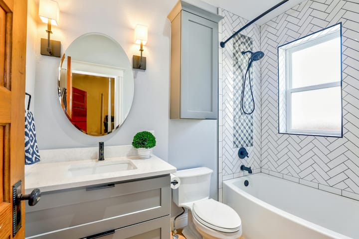 In the bathroom, you can use new and unique designs of vanity and storage to store things like brushes, shampoo, soap, undergarments, hair dryer and toothpaste, so that everything is safe at the right place and your bathroom also looks great. .  (Photo courtesy: pexels)