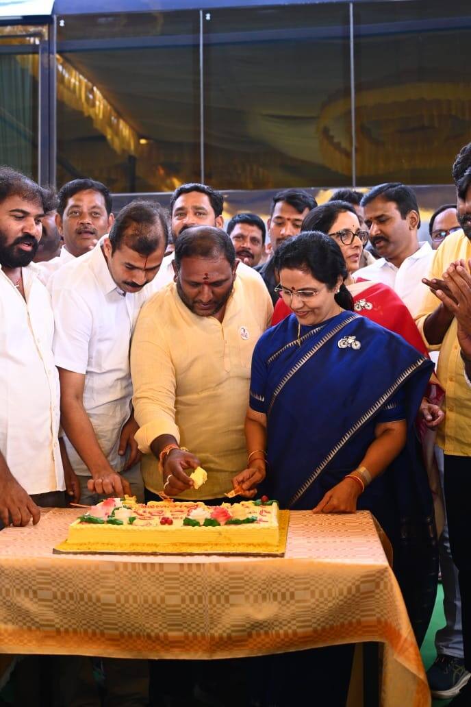 కేక్ కట్ చేస్తూ సంబరాలు