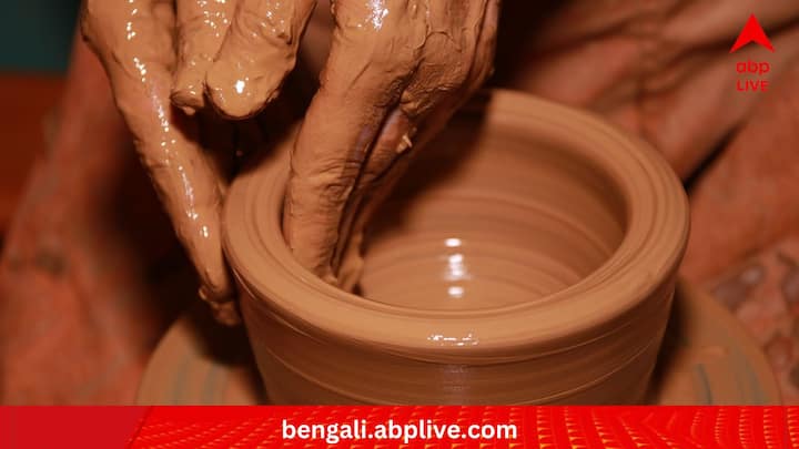 অনেকে দুধ ঠিক রাখতে মাটির পাত্রও ব্যবহার করে থাকেন। যে পদ্ধতিতে মাটির কুঁজোতে জল রাখলে তা ঠান্ডা থাকে, একই ভাবে তাতে দুধ রাখলেও ঠান্ডা রাখা সম্ভব। (ছবি:PIXABAY)