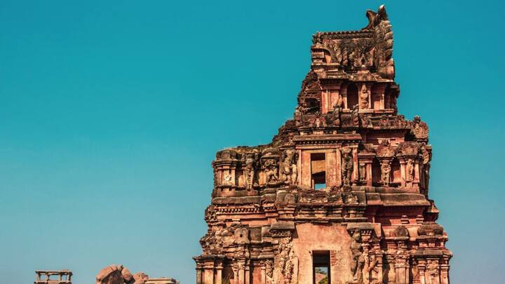 ஹம்பி நகரத்தில், பழங்கால கட்டிடங்களும், வரலாற்று கோயில்களும் அமைந்துள்ளது . இது யுனெஸ்கோவின் பாரம்பரிய சின்னங்களில் ஒன்றாக விளங்குகின்றது.கோயில்கள், சிற்பங்கள், கோபுரங்கள் போன்றவற்றை கண்டு ரசிக்கலாம்