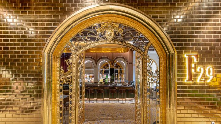 আশ্চর্য ঠেকলেও ভিয়েতনামে এমনই একটি হোটেল রয়েছে, যা ২৪ ক্যারাট সোনার পাতে মোড়া। ভিয়েতনামের হ্যানয়-তে, সবুজে ঘেরা হ্রদের ধারে The Dolce নামের বিলাসবহুল হোটেলটি অবস্থিত। ছবি: হোটেল ডলচের ওয়েবসাইট থেকে সংগৃহীত।