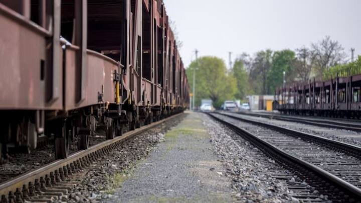 दरअसल रात के वक्त ट्रेन तेजी से इसलिए भी चलती है. क्योंकि ट्रेन में मौजूद लोको पायलट को सिग्नल दूर से ही दिख जाता है. जिसके चलते उसे पहले ही पता चल जाता है ट्रेन रोकती है या नहीं.