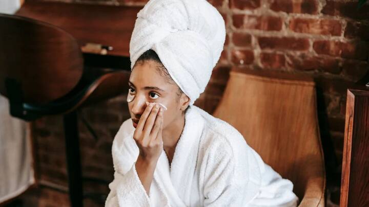 கடைகளில் வாங்கும் முகப்பொலிவு க்ரீம்கள் பலரும் நினைப்பதை விடவும் மிகவும் ஆபத்தானது.முகப்பொலிவு க்ரீம்கள் பயன்படுத்துவோருக்கு  சிறுநீரக பிரச்சனை போன்ற உடல்நலக் கோளாறுகள் வருவதற்கான சாத்திய உள்ளதாக ஆய்வுகள் கூறுகின்றன.