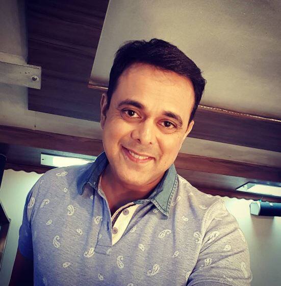 22 अप्रैल 1971 को मुंबई में जन्में सुमित राघवन के पिता आर राघवन तमिल हैं और मां प्रेमा राघवन कन्नड़ हैं. साल 1996 ने चिन्मई सुर्वे के साथ शादी की थी. इनके दो बच्चे दीया और नीरद सुमित हैं.