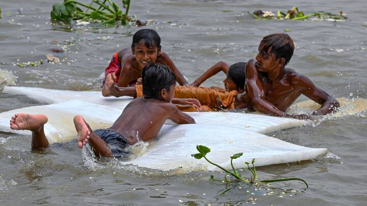 আবহাওয়া দফতর জানিয়েছে, আগামী সপ্তাহেও এই অস্বস্তিকর আবহাওয়া থাকবে। স্বাভাবিকের থেকে গড়ে ৫ ডিগ্রি বেশি থাকবে তাপমাত্রা। কলকাতায় তাপমাত্রা দুয়েক-এক ডিগ্রি কমলেও অস্বস্তি একইরকম থাকবে।