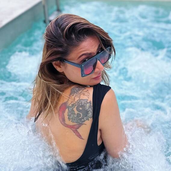 ઉર્વશી ઢોળકિયાએ મોનોકિની પહેરી સ્વિમિંગ પુલમાં આપ્યા પોઝ