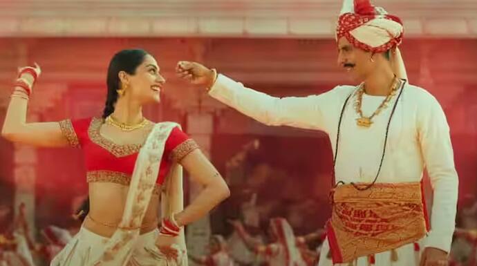 એક ઉત્કૃષ્ટ વિદ્યાર્થી હોવા ઉપરાંત માનુષી એક સારી કુચીપુડી ડાન્સર પણ છે. તેણે રાજા અને રાધા રેડ્ડી હેઠળ નૃત્ય શીખી છે. અભિનેત્રીએ વર્ષ 2017માં ફેમિના મિસ ઈન્ડિયાનો તાજ જીત્યો હતો અને તે જ વર્ષે મિસ વર્લ્ડ પણ બની હતી.