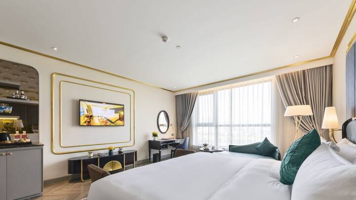 হোটেলের ঘরগুলিতেও আভিজাত্যের ছোঁয়া রয়েছে। যথেষ্ট বড় ঘরগুলি। ছাদ থেকে দেওয়াল, সোনার পাত বসানো রয়েছে প্রত্যেকটি ঘরেই। ছবি: হোটেল ডলচের ওয়েবসাইট থেকে সংগৃহীত।