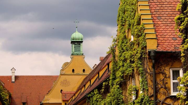 জার্মানির ফুগাহায় এমনই নিশ্চিন্ত আশ্রয়স্থল হয়ে উঠেছে। মিউনিখ থেকে গাড়িতে এক ঘণ্টা সময় লাগে ফুগাহায় পৌঁছতে। সেখানে পৃথিবীর প্রাচীনতম হাউজিং কমপ্লেক্স রয়েছে, যেখানে থাকতে বছরে ৮৮ টাকা দিলেই চলে। পিক্সাবে