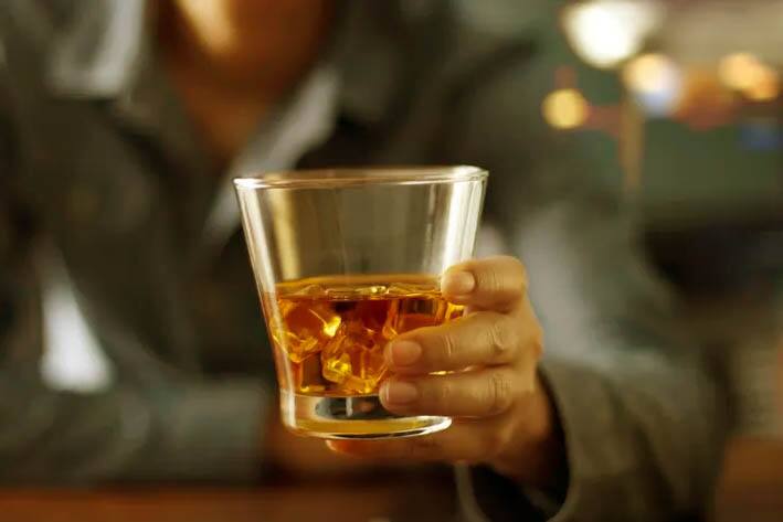 ਨਿਊਟ੍ਰੀਸ਼ਨਿਸਟ ਲਵਨੀਤ ਬੱਤਰਾ ਨੇ ਆਪਣੇ ਇੰਸਟਾਗ੍ਰਾਮ ਅਕਾਊਂਟ 'ਤੇ ਇਕ ਪੋਸਟ ਰਾਹੀਂ ਦੱਸਿਆ ਹੈ ਕਿ ਜਦੋਂ ਤੁਸੀਂ 30 ਦਿਨਾਂ ਤੱਕ ਸ਼ਰਾਬ ਛੱਡ ਦਿੰਦੇ ਹੋ ਤਾਂ ਸਿਹਤ ਨੂੰ ਕੀ ਫਾਇਦੇ ਹੋਣਗੇ। ਉਨ੍ਹਾਂ ਮੁਤਾਬਕ ਅਜਿਹਾ ਕਰਨ ਨਾਲ ਖਰਾਬ ਹੋਏ ਲਿਵਰ ਨੂੰ ਠੀਕ ਕੀਤਾ ਜਾ ਸਕਦਾ ਹੈ। ਐਨਰਜੀ ਵਧਦੀ ਹੈ, ਨੀਂਦ ਬਿਹਤਰ ਹੁੰਦੀ ਹੈ, ਯਾਦਦਾਸ਼ਤ ਵਿੱਚ ਸੁਧਾਰ ਹੁੰਦਾ ਹੈ। ਚਿੰਤਾ ਦੀ ਸਮੱਸਿਆ ਦੂਰ ਹੋ ਸਕਦੀ ਹੈ। ਸ਼ਰਾਬ ਦਾ ਸੇਵਨ ਬੰਦ ਕਰਨ ਨਾਲ ਇਮਿਊਨਿਟੀ ਵਧਦੀ ਹੈ। ਇੰਨਾ ਹੀ ਨਹੀਂ ਤੁਹਾਡਾ ਦਿਲ ਵੀ ਸਿਹਤਮੰਦ ਰਹਿ ਸਕਦਾ ਹੈ।