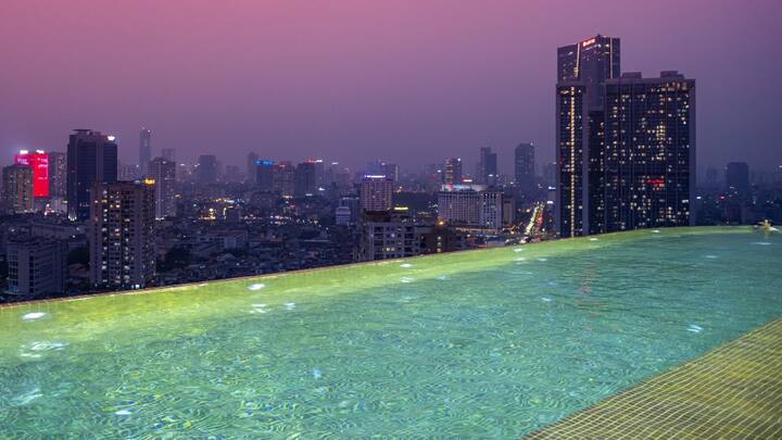 ঘরের দেওয়ালে সোনার পাত বসানো বাড়াবাড়ি, অযথা খরচ বলে যদিও মত অনেকেরই, কিন্তু সোনায় মোড়া হোটেলে কয়েক রাত কাটানোর হাতছানি উপেক্ষা করতে পারেন না অনেকেই। ছবি: হোটেল ডলচের ওয়েবসাইট থেকে সংগৃহীত।