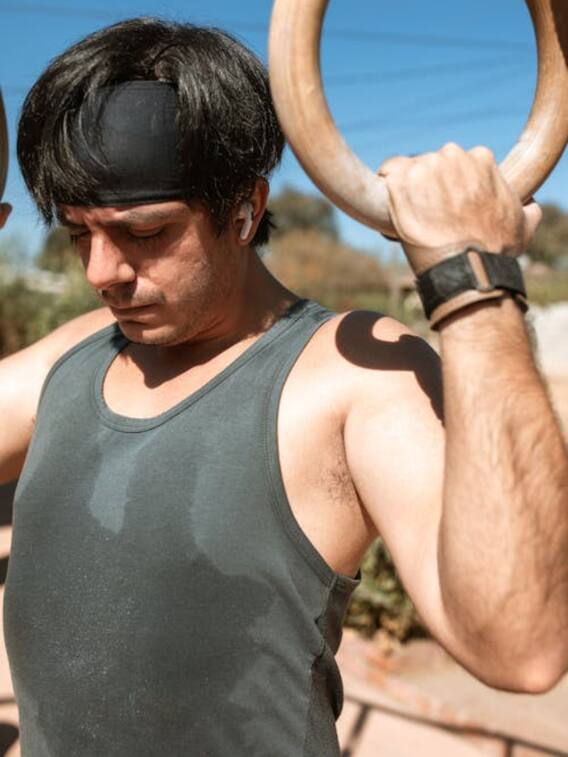 पसीने से कपड़ों पर सफेद या पीले निशान क्यों पड़ते हैं?