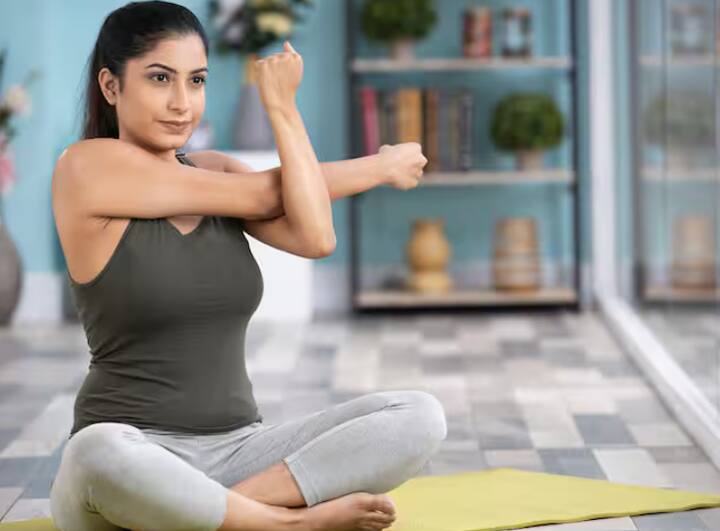 தோள்களின் வலிமைக்கு Shoulder Stretch செய்யலாம்.
