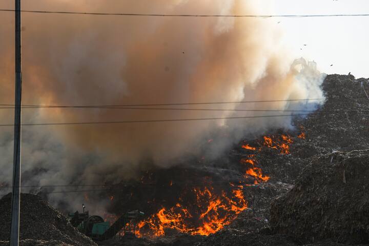 The reason for the Ghazipur landfill site fire has not been known.  It is being told that first smoke rose from the garbage heap and then fire broke out.