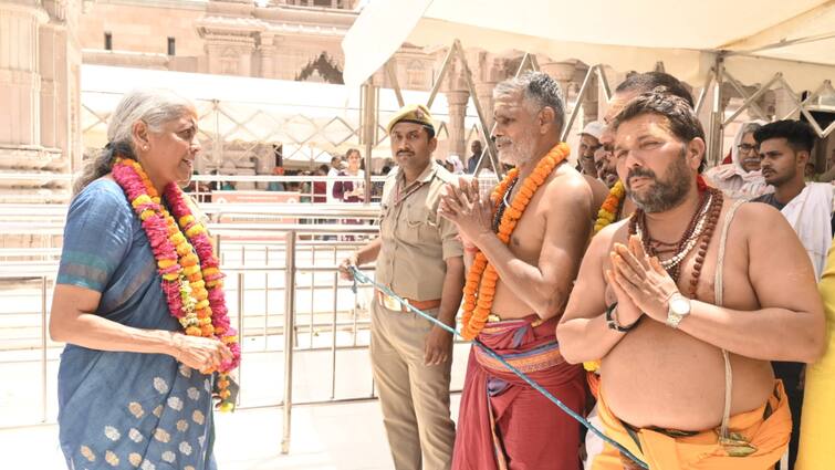 Finance Minister Nirmala Sitharaman visited Kashi Vishwanath Temple in Varanasi ANN UP News: वित्त मंत्री निर्मला सीतारमण ने काशी विश्वनाथ मंदिर में किए दर्शन, दक्षिण भारत के श्रद्धालुओं दी ये सौगात