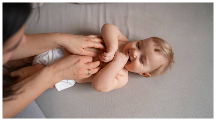 ब्लड सर्कुलेशन और नींद: डॉक्टरों के अनुसार, मालिश से बच्चों का ब्लड सर्कुलेशन बेहतर होता है और उन्हें अच्छी नींद भी आती है.