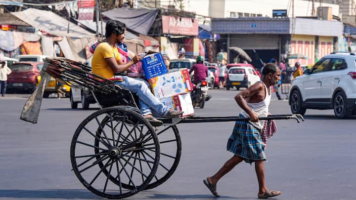 উত্তর ২৪ পরগনা, হুগলি, পশ্চিম বর্ধমান, পশ্চিম মেদিনীপুর, ঝাড়গ্রাম ও বাঁকুড়া, দক্ষিণবঙ্গের এই ৬ জেলায় চরম তাপপ্রবাহের সতর্কতা জারি হয়েছে।মালদা ও দুই দিনাজপুরেও রয়েছে তাপপ্রবাহের সতর্কতা।