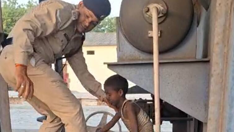 UP a Innocent child reach Hardoi from Lucknow Wheels of goods train RPF rescued ANN UP News: मालगाड़ी के पहियों के बीच फंसी थी मासूम की जिंदगी, फिर 'भगवान' बने RPF के जवान