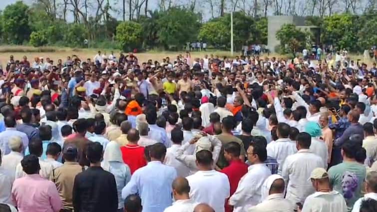 Moradabad BJP Candidate Sarvesh Singh Funeral Crowd gathered for last darshan ANN Sarvesh Singh Funeral: बीजेपी प्रत्याशी सर्वेश सिंह का पैतृक गांव में हुआ अंतिम संस्कार, आखिरी विदाई में उमड़ी भीड़