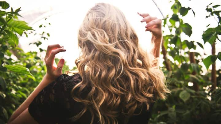 मेथी आणि दह्यापासून बनवलेले हेअर मास्क केसांसाठी खूप फायदेशीर असतात. मेथीमध्ये असे अनेक गुणधर्म असतात जे केस मजबूत आणि सुंदर दिसण्यास मदत करतात. चला तर मग जाणून घेऊया त्याचे फायदे!