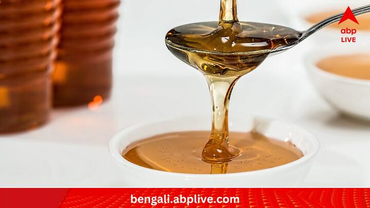 ফ্রিজের তাপমাত্রায় মধু রাখলে যে সমস্যা হতে পারে, তা হলে এটি এত ঘন হয়ে যায় যে ব্যবহার করা কঠিন হয়ে পড়ে।