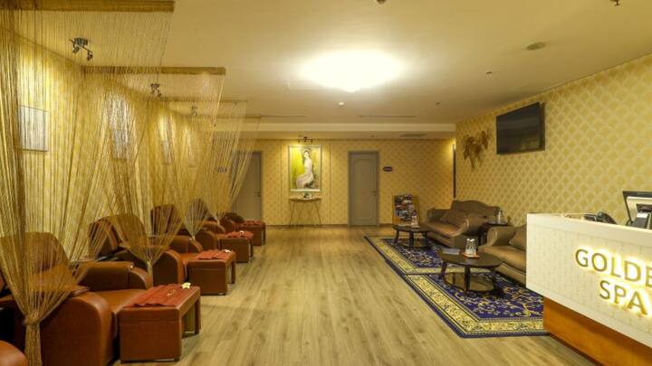 হোটেলের শৌচাগার হার মানায় রাজপ্রাসাদকেও। সোনার পাত বসানো বাথটব, আয়নার চারিদিকেও বসানো রয়েছে সোনার পাত। স্টিম বাথের জন্য পৃথক জায়গা রয়েছে। ছবি: হোটেল ডলচের ওয়েবসাইট থেকে সংগৃহীত।