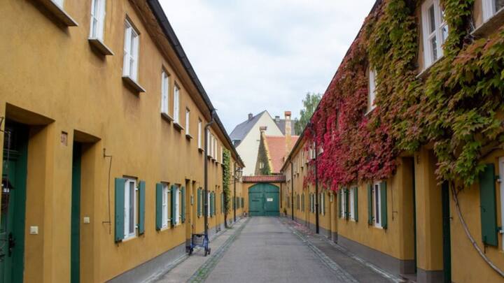 ফুগাহার সব আবাসনগুলি একই রকম দেখতে। এমনকি দরজাও একই রকমের। তাই সড়গড় হতে সময় লাগে। তবে প্রত্যেক আবাসনে ঢোকার ক্ষেত্রে ডোরবেল আলাদা। তাই সেই আওয়াজ শুনেই নিজের ঘর চিনতে হবে। ফ্রিপিক