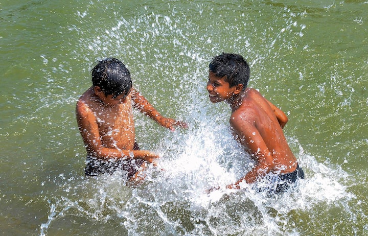 উত্তরে বৃষ্টি, দক্ষিণে দহন-জ্বালা। বইবে লু, রাজ্যের পশ্চিমাঞ্চল ও উপকূলবর্তী কয়েকটি জেলায় চরম তাপপ্রবাহের সতর্কতাও জারি রয়েছে।