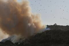 =गाजीपुर लैंडफिल साइट में लगी भीषण आग, चारों तरफ फैला धुआं- देखें तस्वीरें