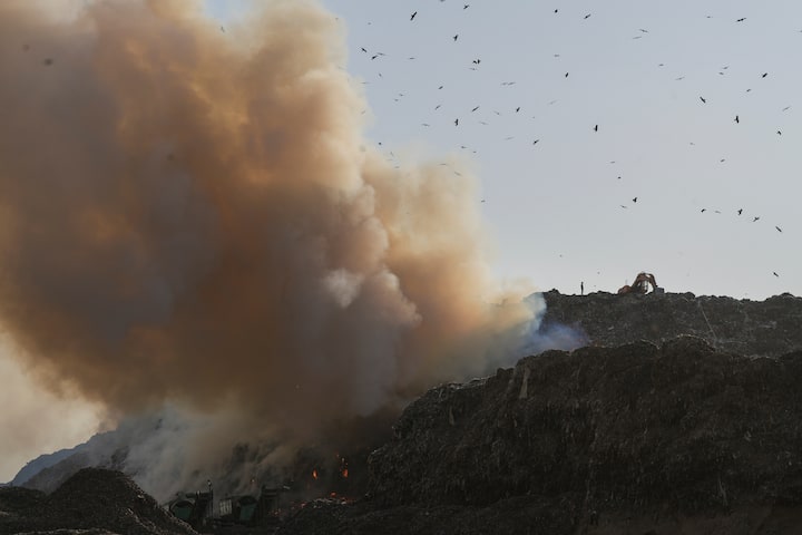 Ghazipur Landfill Site Fire: दिल्ली में गाजीपुर लैंडफिल साइट पर रविवार (21 अप्रैल) को भीषण आग लग गई.