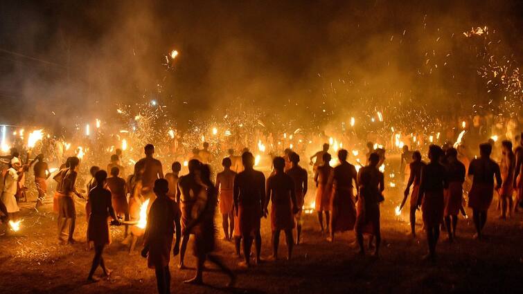 karnataka-kateel-town-observe-thoothedhara-agni-keli-tradition-at-durgaparameshwari-temple Thoothedhara Festival: Devotees Exchange Burning Palm Fronds At Kateel Sri Durgaparameshwari Temple — WATCH