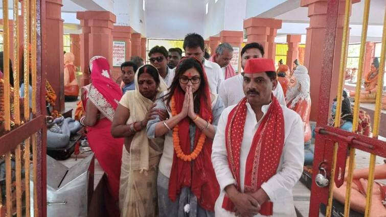 Lok Sabha Election 2024 Gorakhpur Samajwadi Party Candidate Kajal Nishad reached Gorakhnath temple after recovery ANN Lok Sabha Election 2024: गोरखनाथ मंदिर दर्शन करने पहुंचीं सपा प्रत्‍याशी काजल निषाद, प्रचार में फिर हुईं एक्टिव