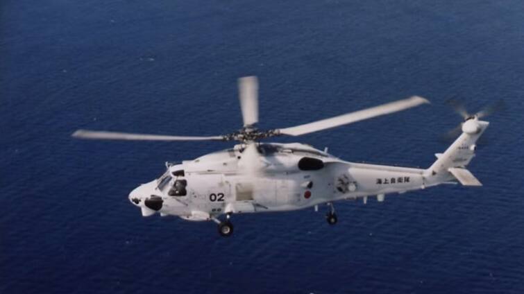 Helicopter crash In japan  two Navy helicopters crash in japan one dead seven crew member missing Helicopter Crash In Japan: जापान में ट्रेनिंग के दौरान टकराए नेवी के 2 हेलीकॉप्टर, एक की मौत, 7 लापता