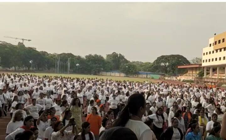 फिटनेस राखण्यासाठी सगळ्या महिलांकडून झुंबा करुन घेण्यात आला.