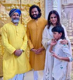 Riteish Deshmukh at Ram Mandir : अभिनेता रितेश देशमुख सहकुटुंब रामलल्ला चरणी लीन, पाहा फोटो