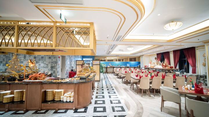 শুধুমাত্র হোটেলের বাইরের অংশ নয়, ভিতরের দরজা, দেওয়াল, এমনকি অন্দরসজ্জার সামগ্রীতেও সোনার পাত বসানো রয়েছে। সেই সোনার পাত বসানো সামগ্রীর উপর আলো পড়ে তা ঝকঝকে মার্বেলের মেঝেতেও প্রতিফলিত হয়। ছবি: হোটেল ডলচের ওয়েবসাইট থেকে সংগৃহীত।