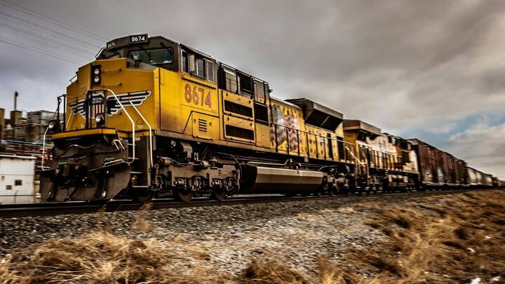 ट्रेन में अगर आपने यात्रा की होगी. तो आपने एक बात को नोटिस किया होगा. कि सामान्य तौर पर दिन के बजाए रात को ट्रेन तेजी से चलती है.